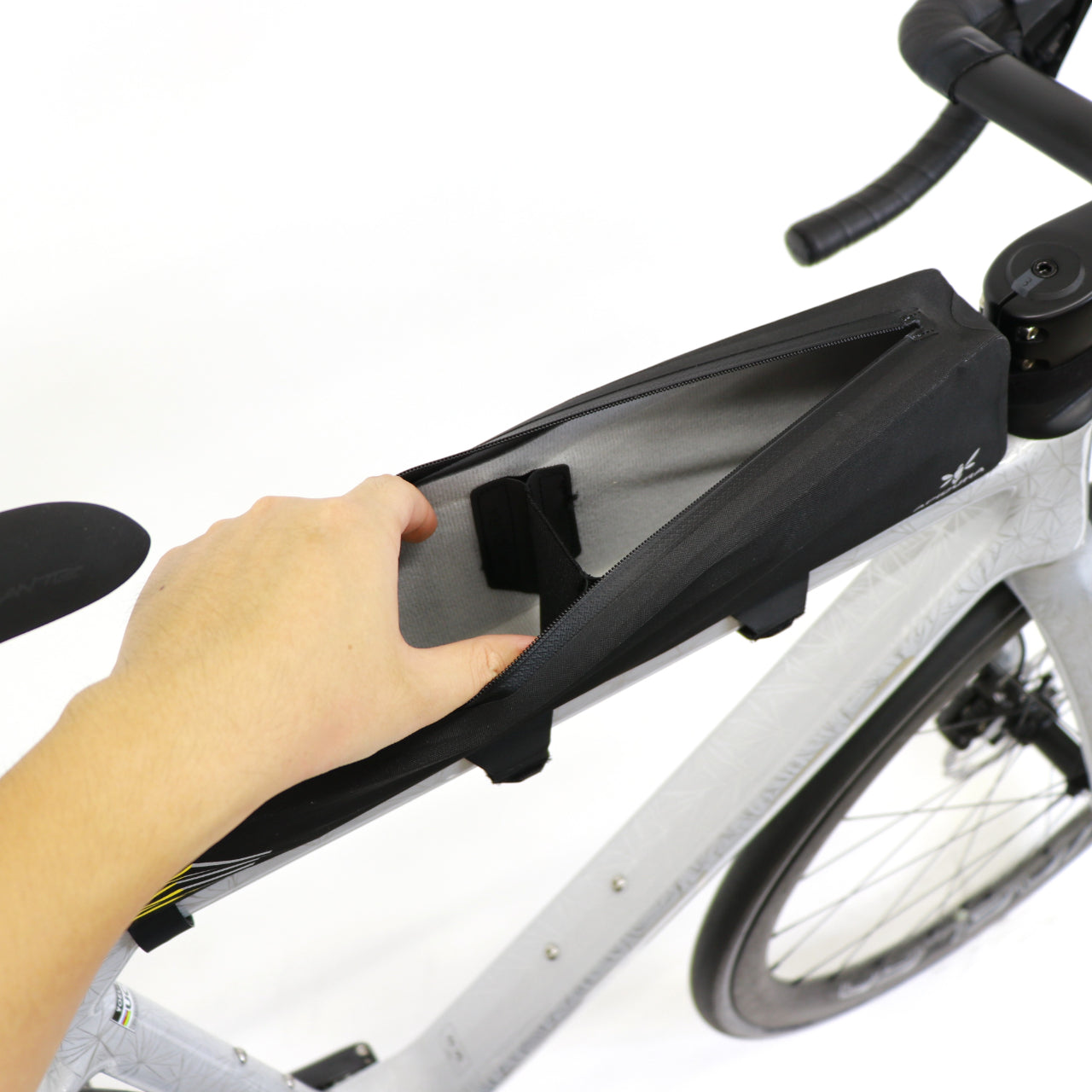 アピデュラ APIDURA レーシング ・ロングトップチューブパック レビュー】大容量のなが～いバッグ『Apidura：レーシング・ロング