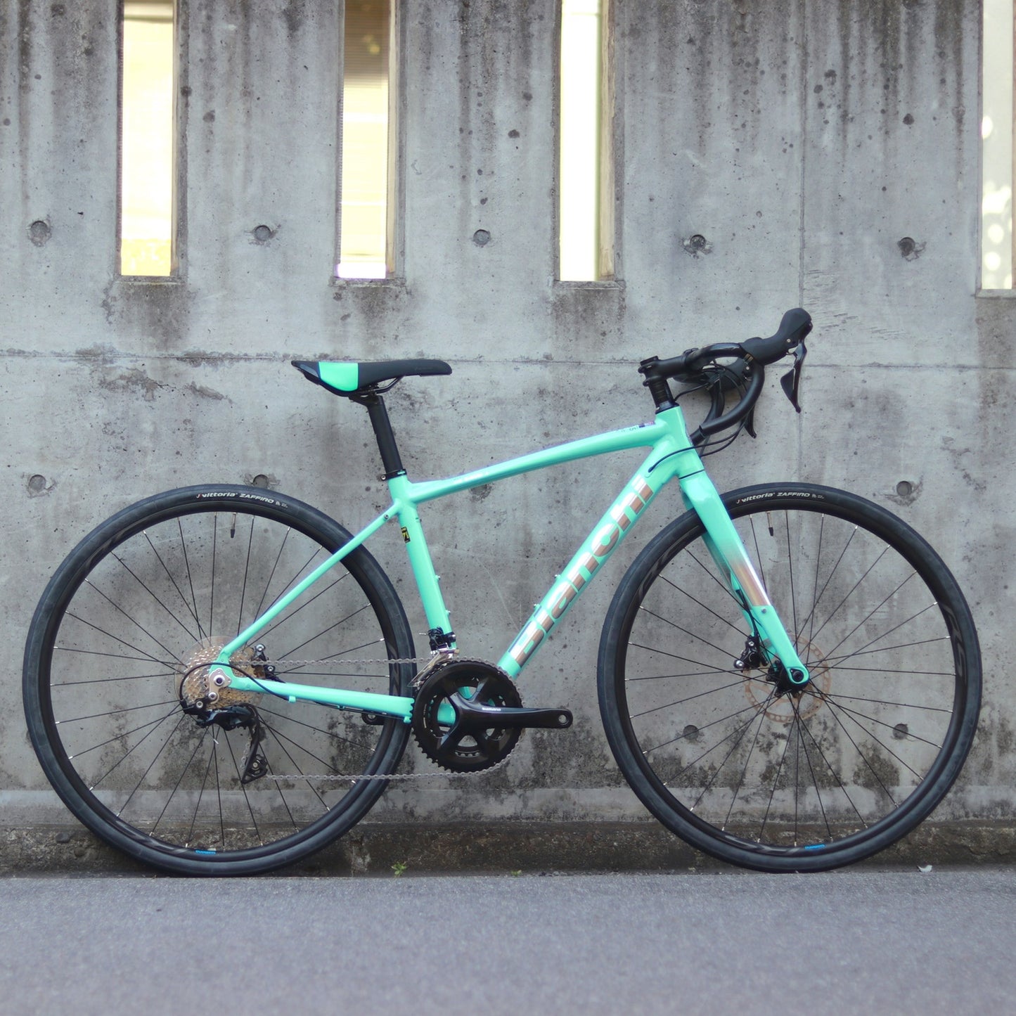 【在庫セール！】【2025年モデル】VIA NIRONE 7 DISC 105 ビアンキ ロードバイク endurance bike ロングライド 自転車 SHIMANO 105 ディスク カスタムロード ロードバイク 初心者 フルカーボンフォーク