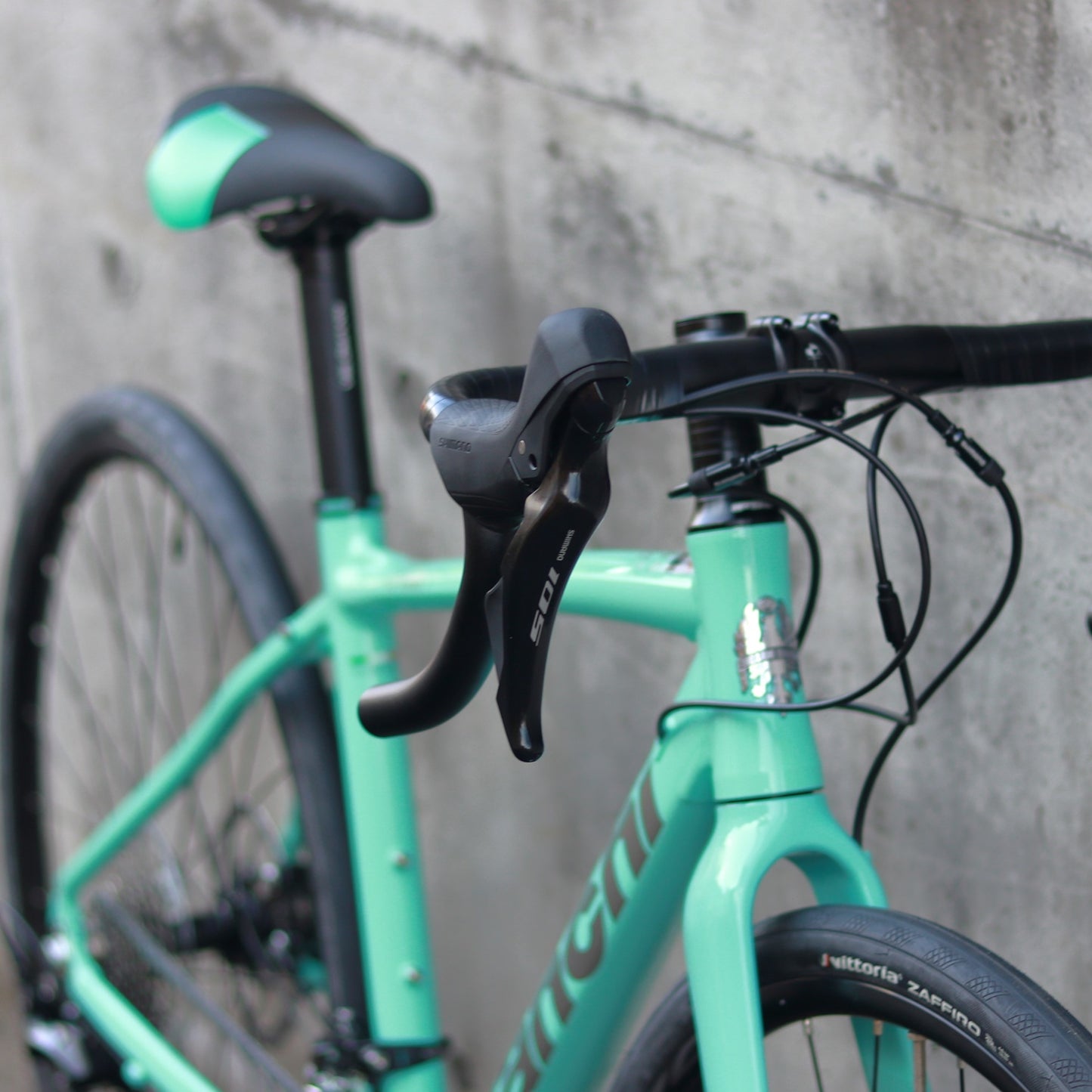 【在庫セール！】【2025年モデル】VIA NIRONE 7 DISC 105 ビアンキ ロードバイク endurance bike ロングライド 自転車 SHIMANO 105 ディスク カスタムロード ロードバイク 初心者 フルカーボンフォーク