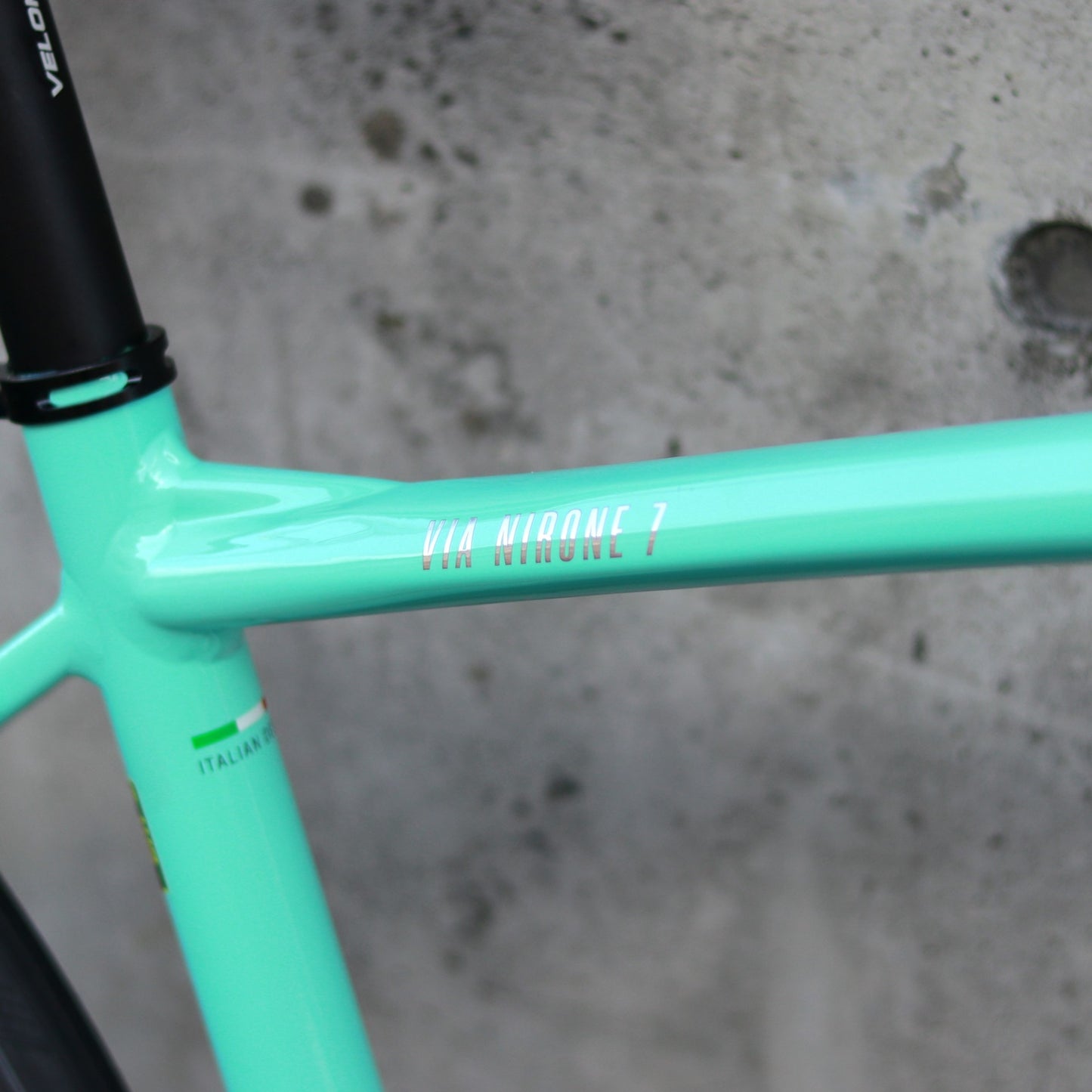 【在庫セール！】【2025年モデル】VIA NIRONE 7 DISC 105 ビアンキ ロードバイク endurance bike ロングライド 自転車 SHIMANO 105 ディスク カスタムロード ロードバイク 初心者 フルカーボンフォーク