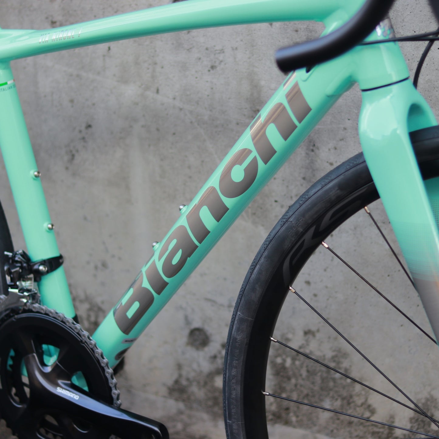 【在庫セール！】【2025年モデル】VIA NIRONE 7 DISC 105 ビアンキ ロードバイク endurance bike ロングライド 自転車 SHIMANO 105 ディスク カスタムロード ロードバイク 初心者 フルカーボンフォーク
