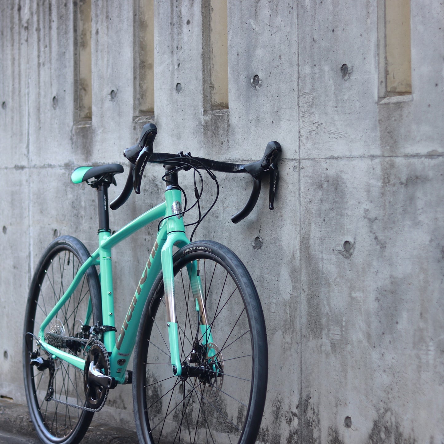 【在庫セール！】【2025年モデル】VIA NIRONE 7 DISC 105 ビアンキ ロードバイク endurance bike ロングライド 自転車 SHIMANO 105 ディスク カスタムロード ロードバイク 初心者 フルカーボンフォーク