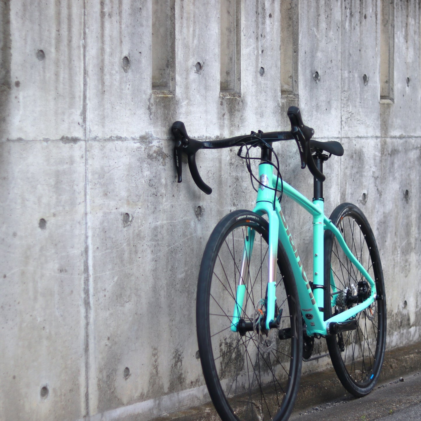 【在庫セール！】【2025年モデル】VIA NIRONE 7 DISC 105 ビアンキ ロードバイク endurance bike ロングライド 自転車 SHIMANO 105 ディスク カスタムロード ロードバイク 初心者 フルカーボンフォーク