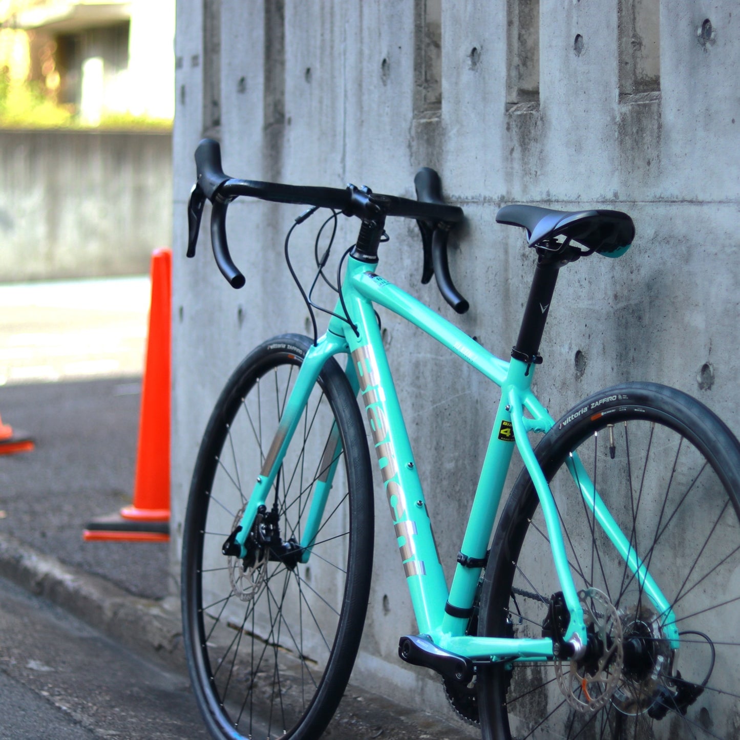 【在庫セール！】【2025年モデル】VIA NIRONE 7 DISC 105 ビアンキ ロードバイク endurance bike ロングライド 自転車 SHIMANO 105 ディスク カスタムロード ロードバイク 初心者 フルカーボンフォーク