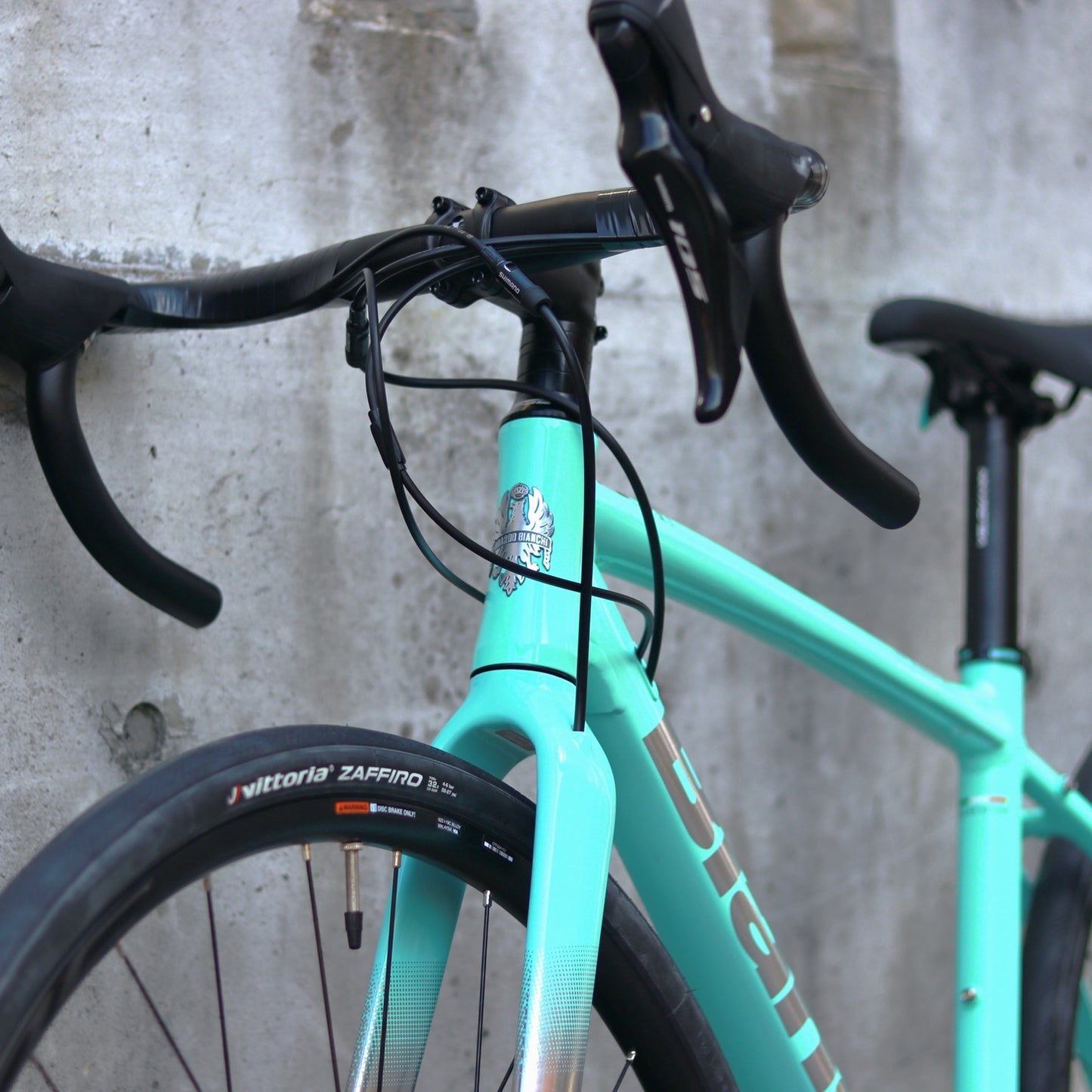 【在庫セール！】【2025年モデル】VIA NIRONE 7 DISC 105 ビアンキ ロードバイク endurance bike ロングライド 自転車 SHIMANO 105 ディスク カスタムロード ロードバイク 初心者 フルカーボンフォーク