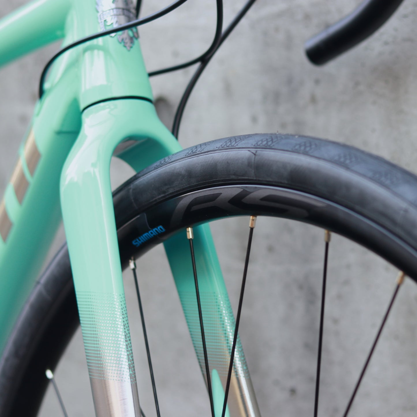 【在庫セール！】【2025年モデル】VIA NIRONE 7 DISC 105 ビアンキ ロードバイク endurance bike ロングライド 自転車 SHIMANO 105 ディスク カスタムロード ロードバイク 初心者 フルカーボンフォーク