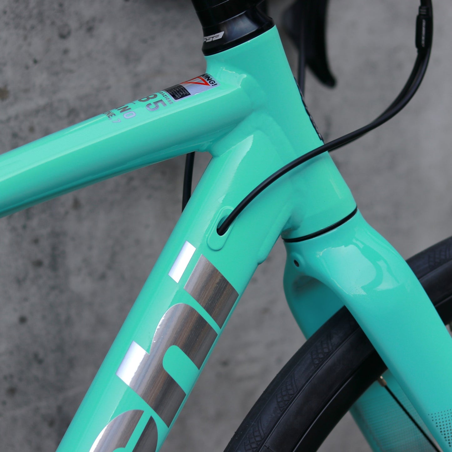 【在庫セール！】【2025年モデル】VIA NIRONE 7 DISC 105 ビアンキ ロードバイク endurance bike ロングライド 自転車 SHIMANO 105 ディスク カスタムロード ロードバイク 初心者 フルカーボンフォーク