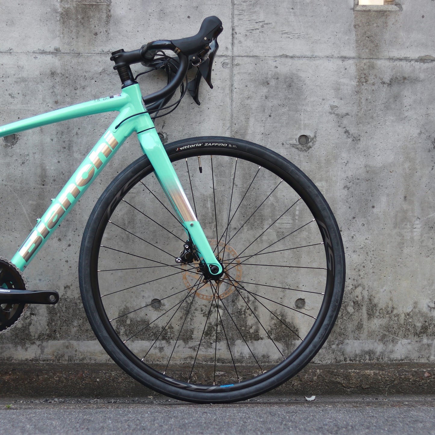 【在庫セール！】【2025年モデル】VIA NIRONE 7 DISC 105 ビアンキ ロードバイク endurance bike ロングライド 自転車 SHIMANO 105 ディスク カスタムロード ロードバイク 初心者 フルカーボンフォーク