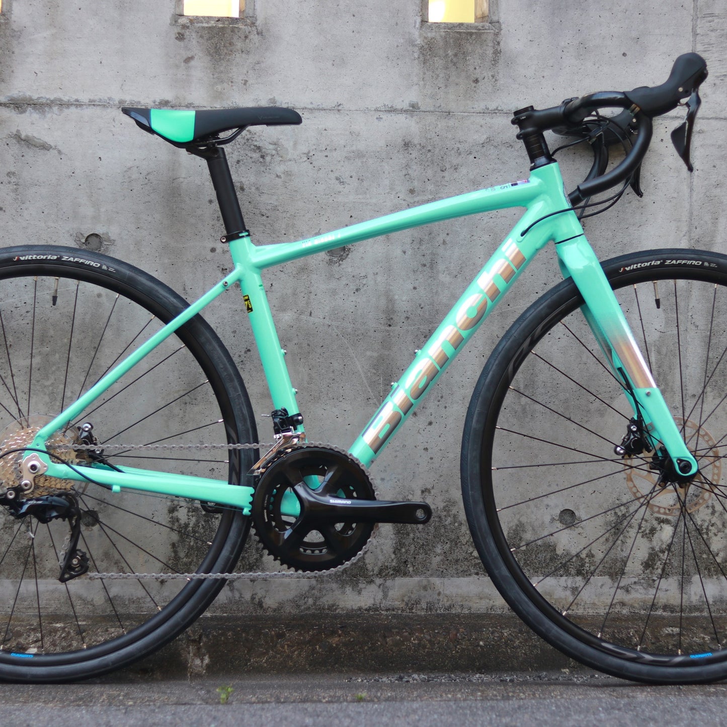 【在庫セール！】【2025年モデル】VIA NIRONE 7 DISC 105 ビアンキ ロードバイク endurance bike ロングライド 自転車 SHIMANO 105 ディスク カスタムロード ロードバイク 初心者 フルカーボンフォーク