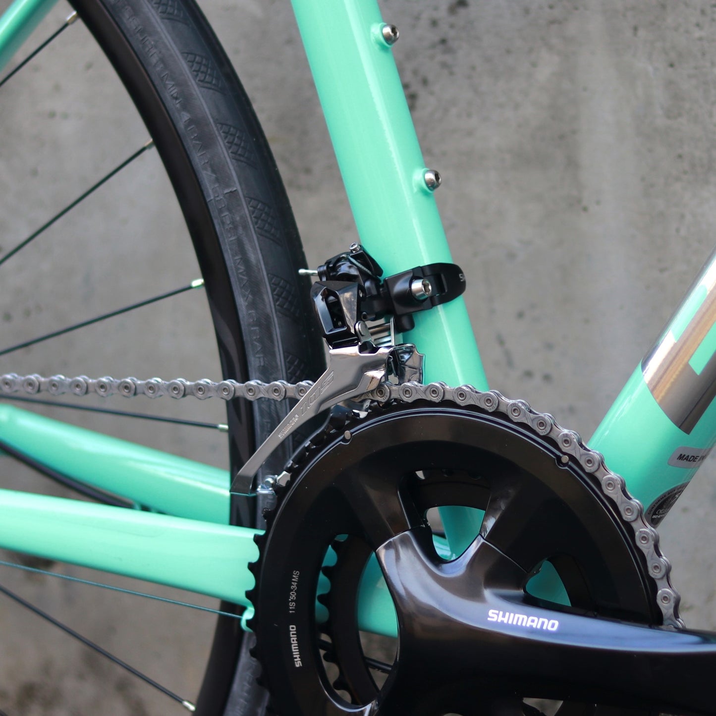 【在庫セール！】【2025年モデル】VIA NIRONE 7 DISC 105 ビアンキ ロードバイク endurance bike ロングライド 自転車 SHIMANO 105 ディスク カスタムロード ロードバイク 初心者 フルカーボンフォーク