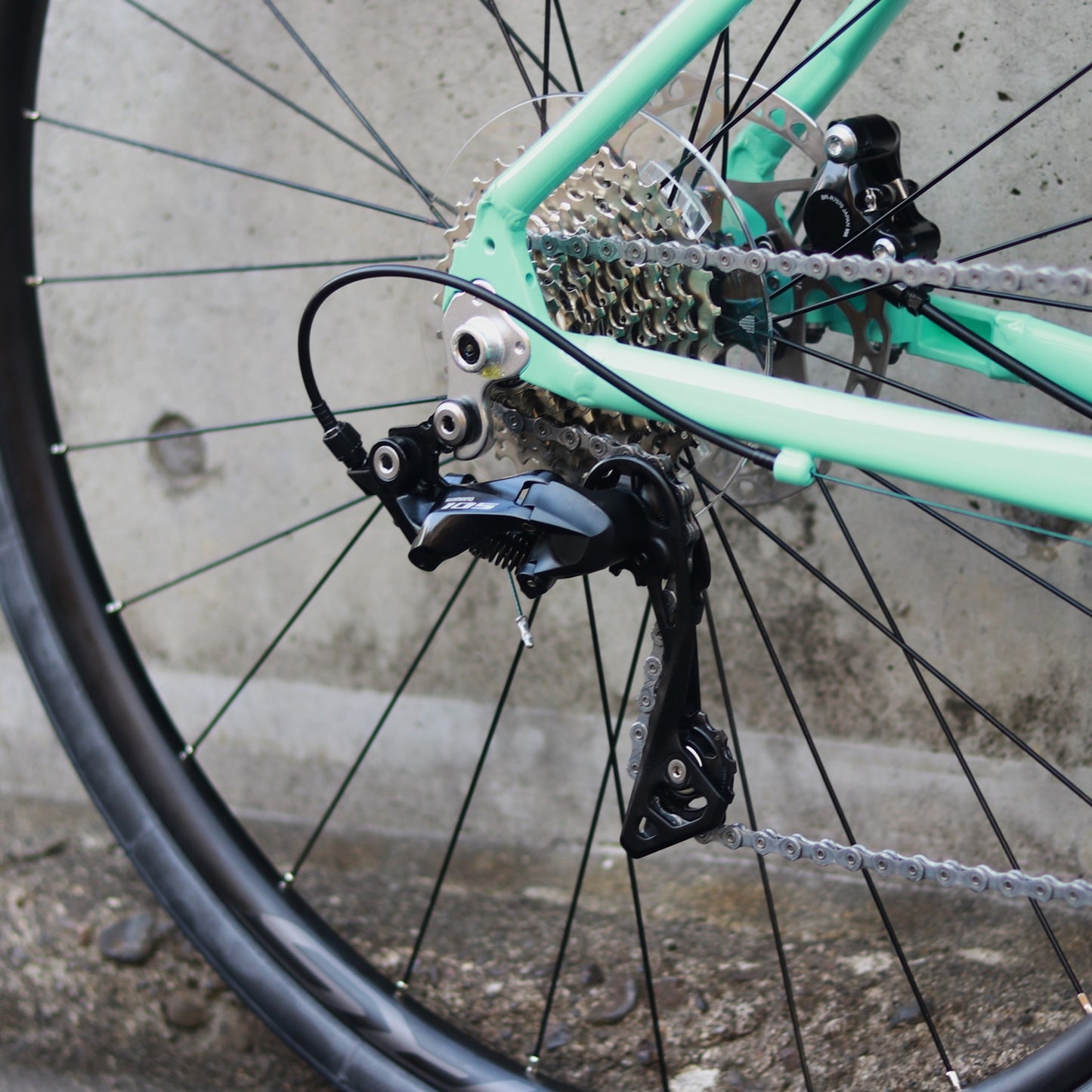 【在庫セール！】【2025年モデル】VIA NIRONE 7 DISC 105 ビアンキ ロードバイク endurance bike ロングライド 自転車 SHIMANO 105 ディスク カスタムロード ロードバイク 初心者 フルカーボンフォーク