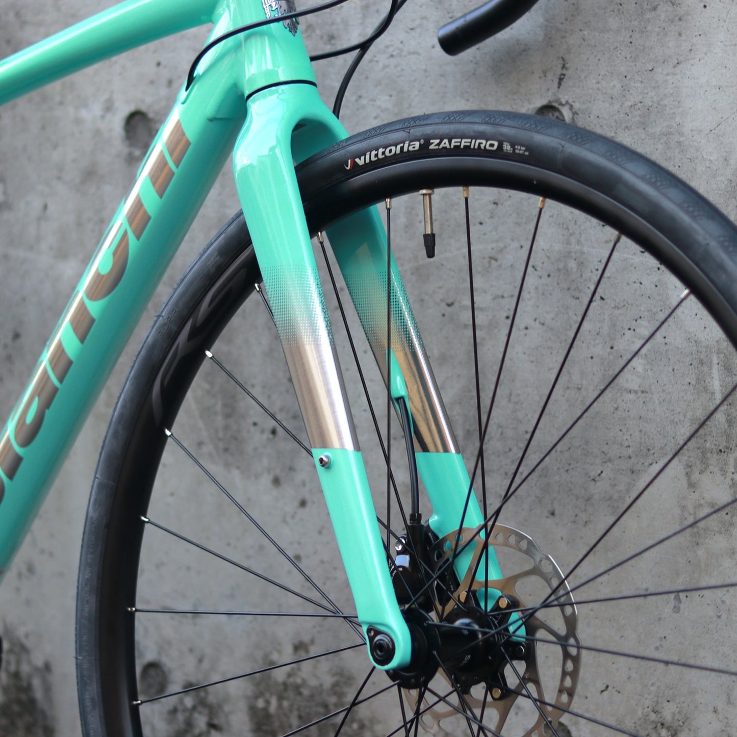 【在庫セール！】【2025年モデル】VIA NIRONE 7 DISC 105 ビアンキ ロードバイク endurance bike ロングライド 自転車 SHIMANO 105 ディスク カスタムロード ロードバイク 初心者 フルカーボンフォーク