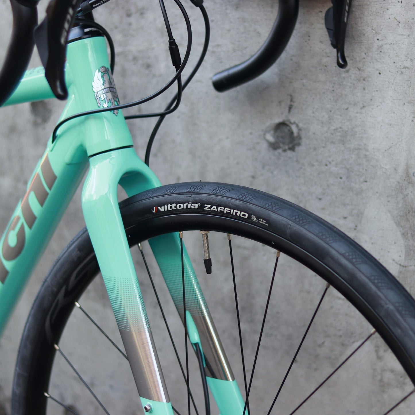 【在庫セール！】【2025年モデル】VIA NIRONE 7 DISC 105 ビアンキ ロードバイク endurance bike ロングライド 自転車 SHIMANO 105 ディスク カスタムロード ロードバイク 初心者 フルカーボンフォーク
