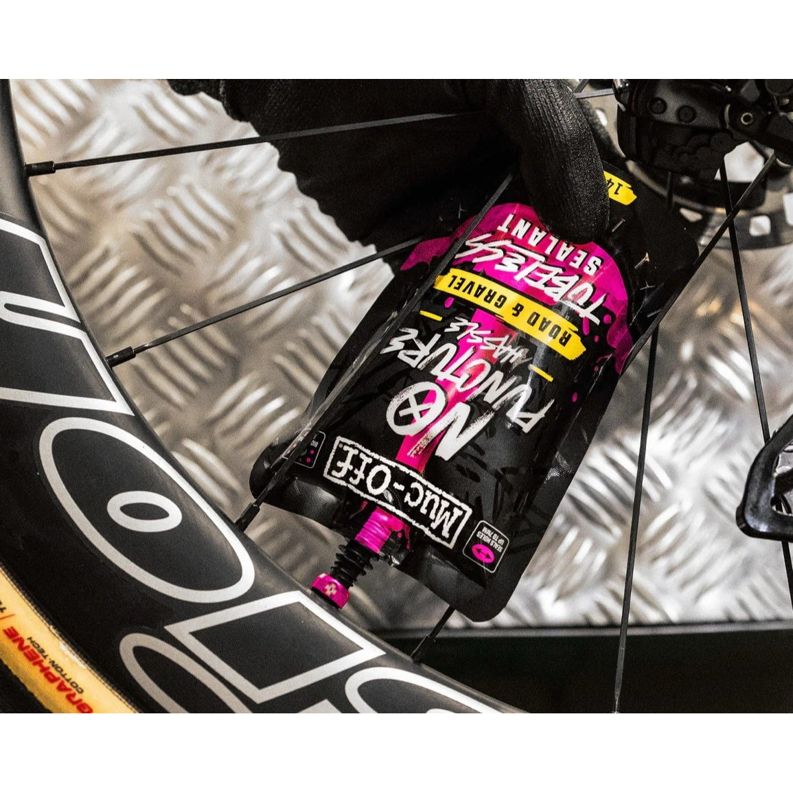 ROAD & GRAVEL TUBELESS SEALANT Muc-off マックオフ チューブレスシーラント ロードバイクシーラント グラベルチューブレス 竹繊維シーラント 高圧タイヤ対応