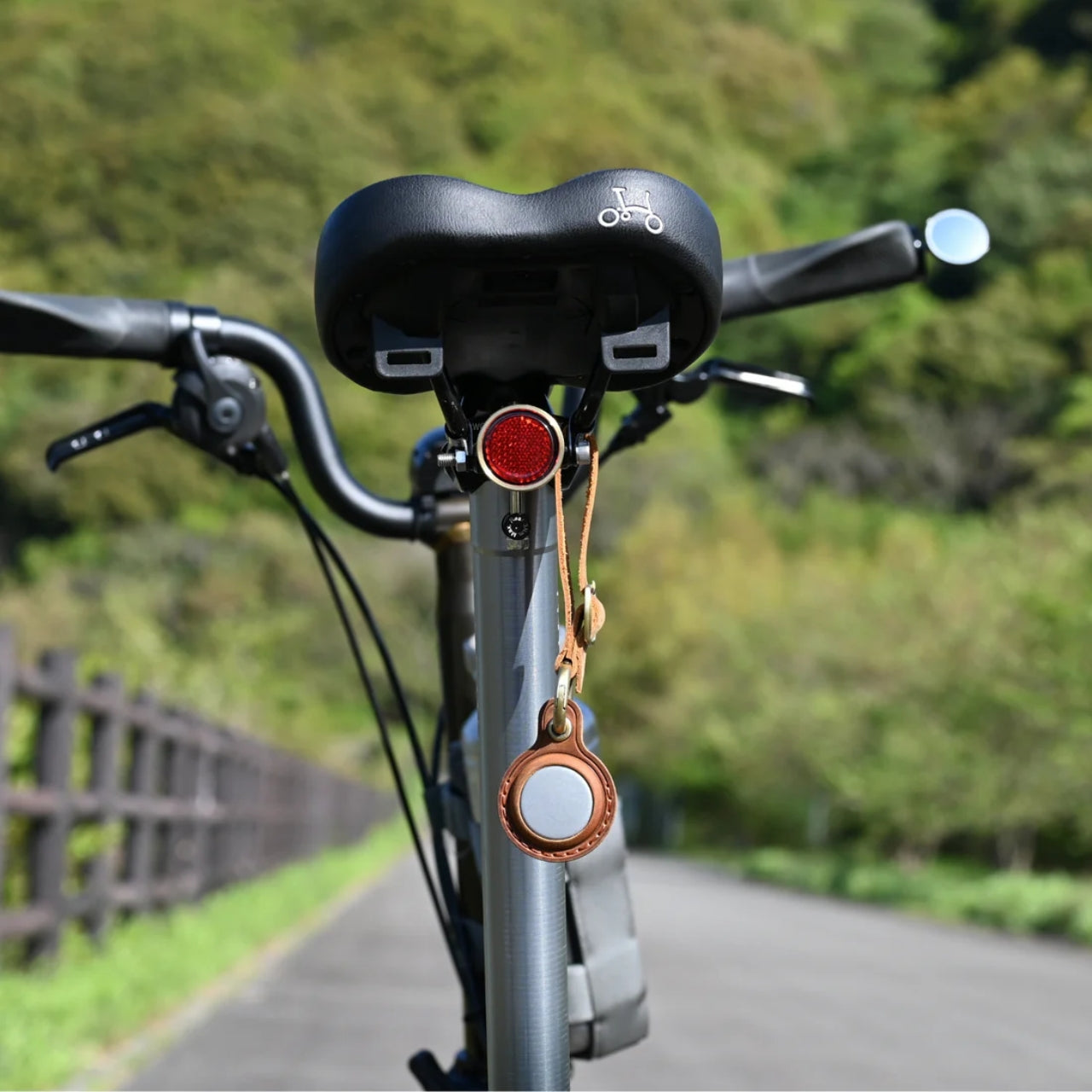 KiLEY Eye Tag LR-01｜AirTag収納対応の本革レザーリフレクター – 京都