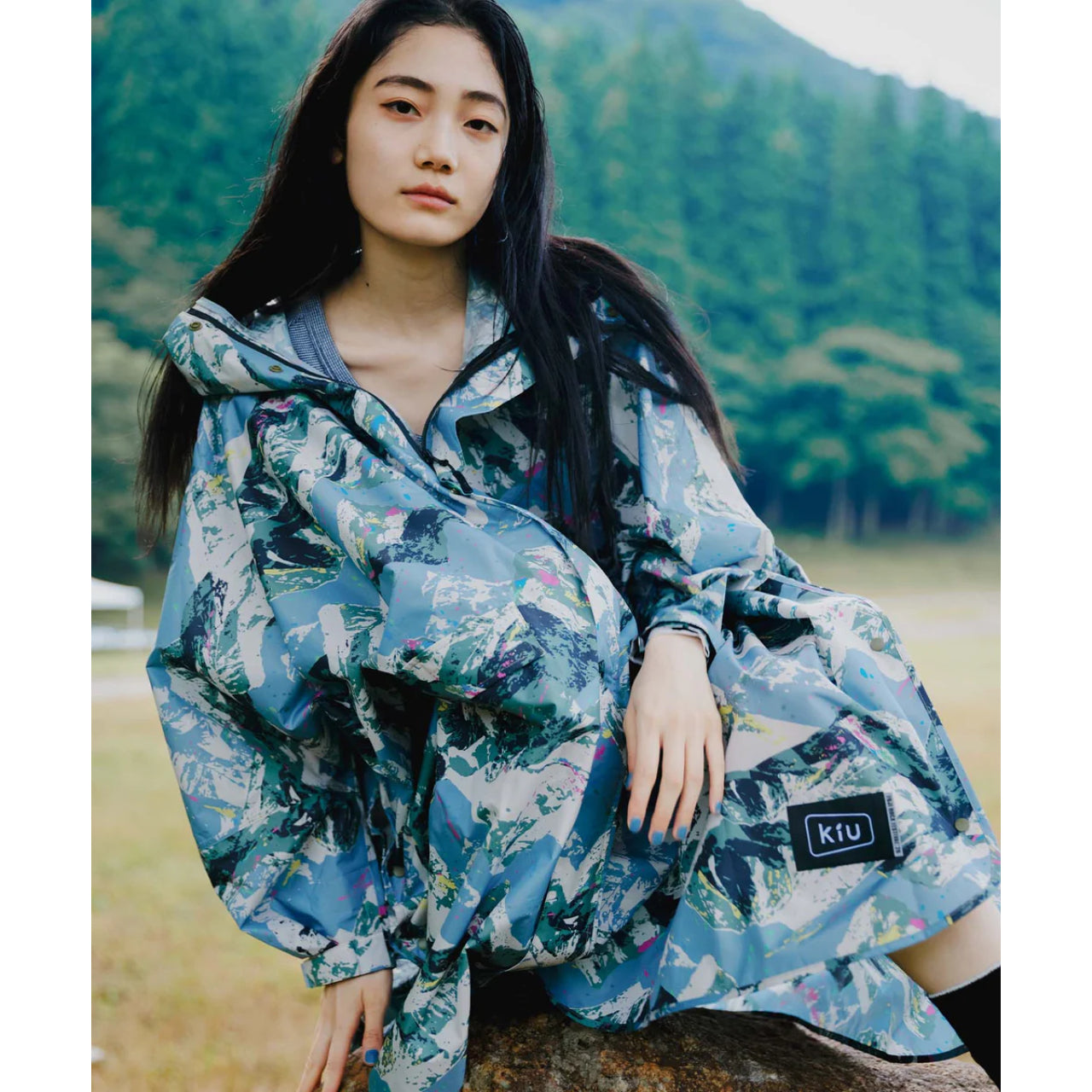 FUJI ROCK FESTIVAL'26 × KiU レインポンチョ｜雨を楽しみに変える高