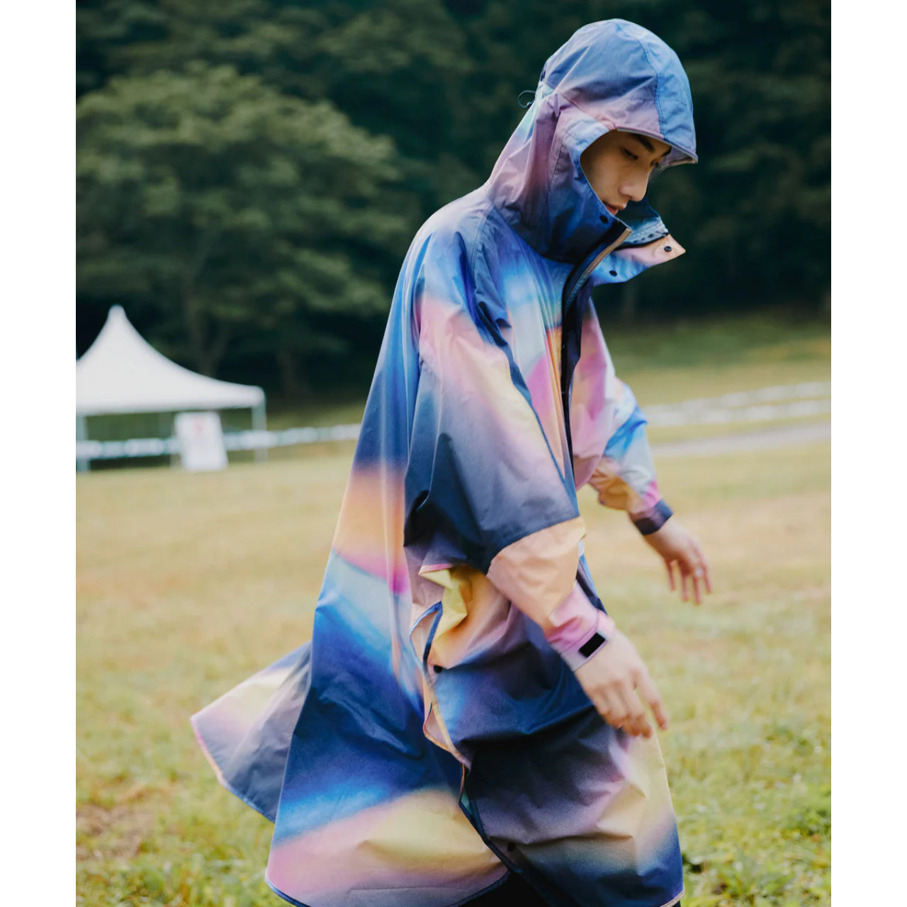 FUJI ROCK FESTIVAL'26 × KiU レインポンチョ｜雨を楽しみに変える高
