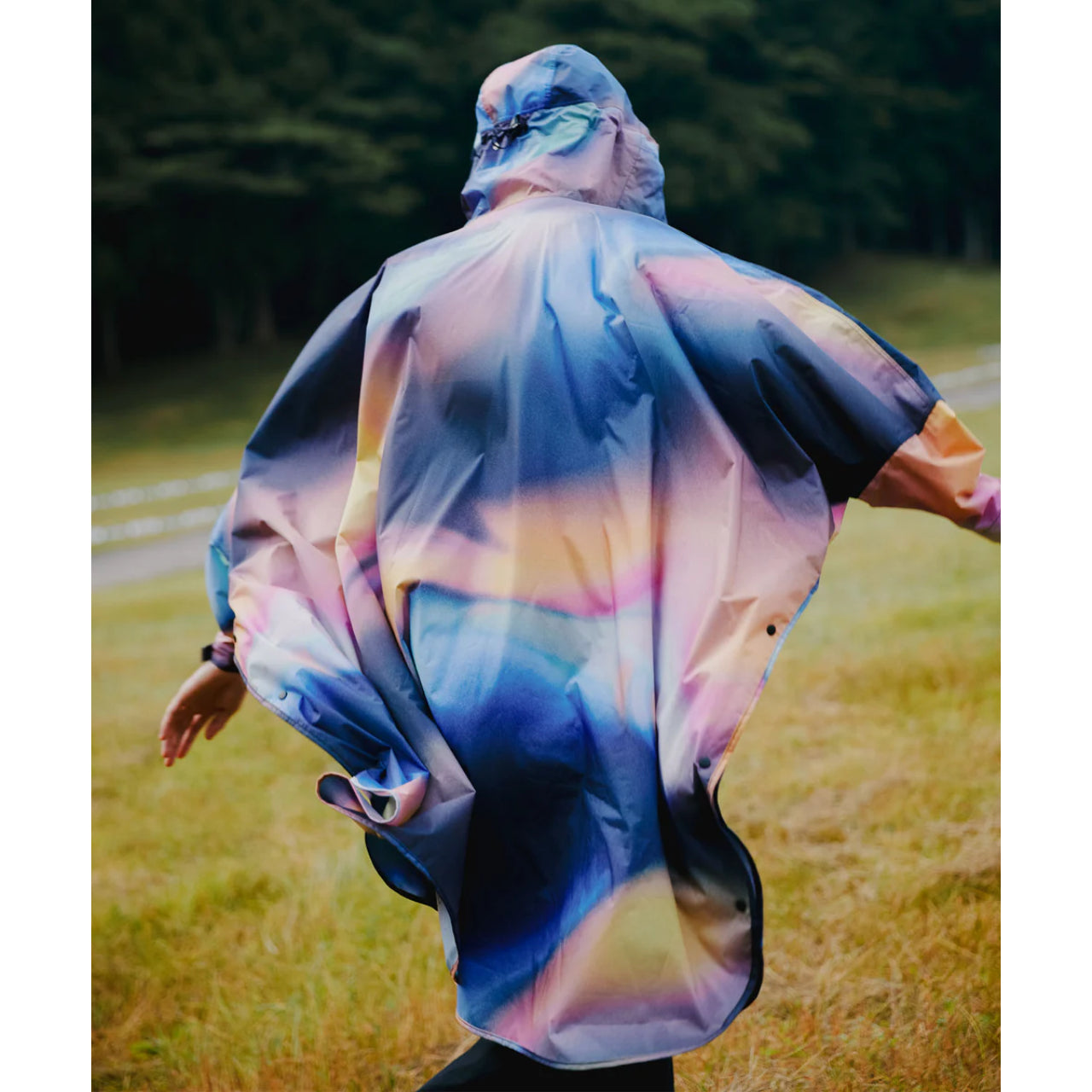 FUJI ROCK FESTIVAL'26 × KiU レインポンチョ｜雨を楽しみに変える高
