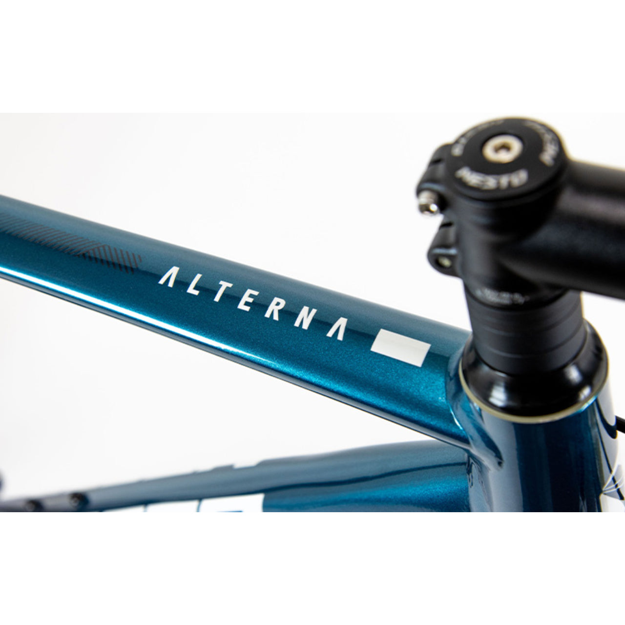 【型落ちセール！】【2025年モデル】ALTERNA ロードバイク初心者向け チューブレスロード 軽量アルミロード シマノSORA完成車 通勤ロードバイク エントリーレースバイク 振動吸収フレーム