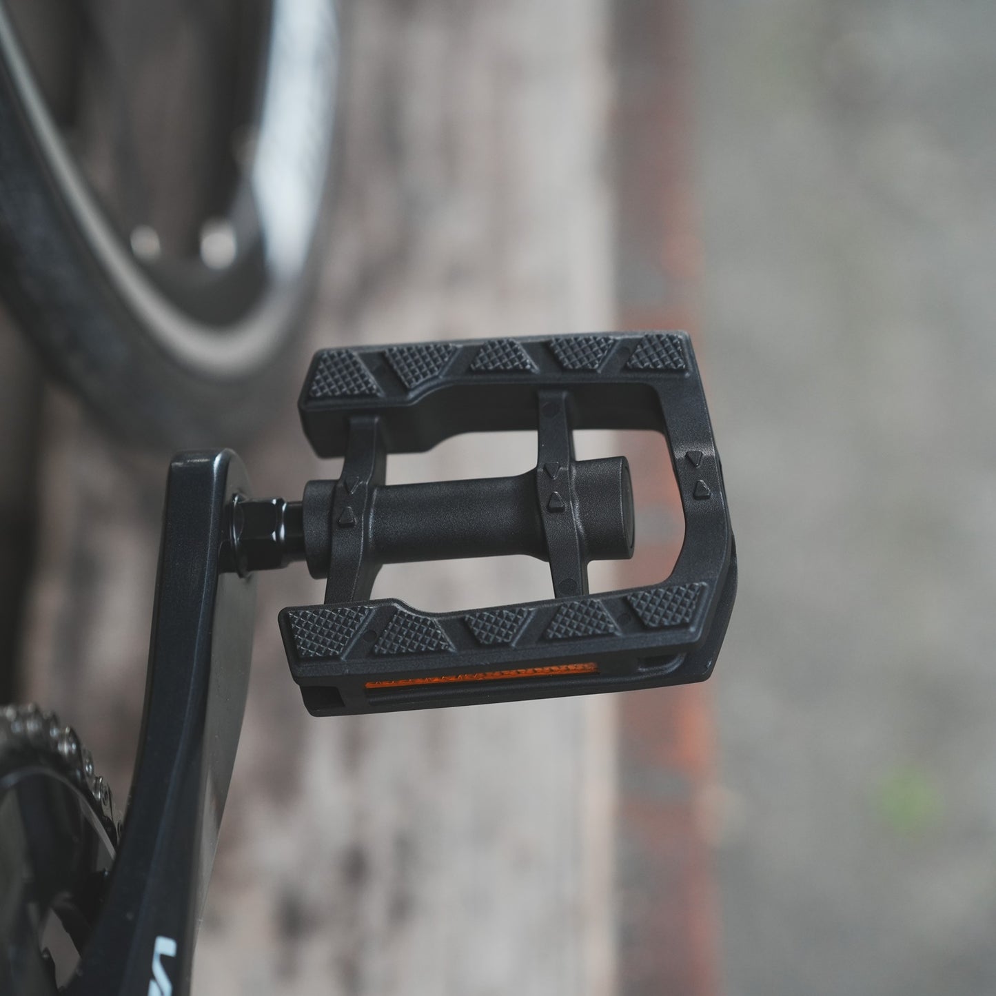 【型落ちセール！】【2025年モデル】ALTERNA ロードバイク初心者向け チューブレスロード 軽量アルミロード シマノSORA完成車 通勤ロードバイク エントリーレースバイク 振動吸収フレーム