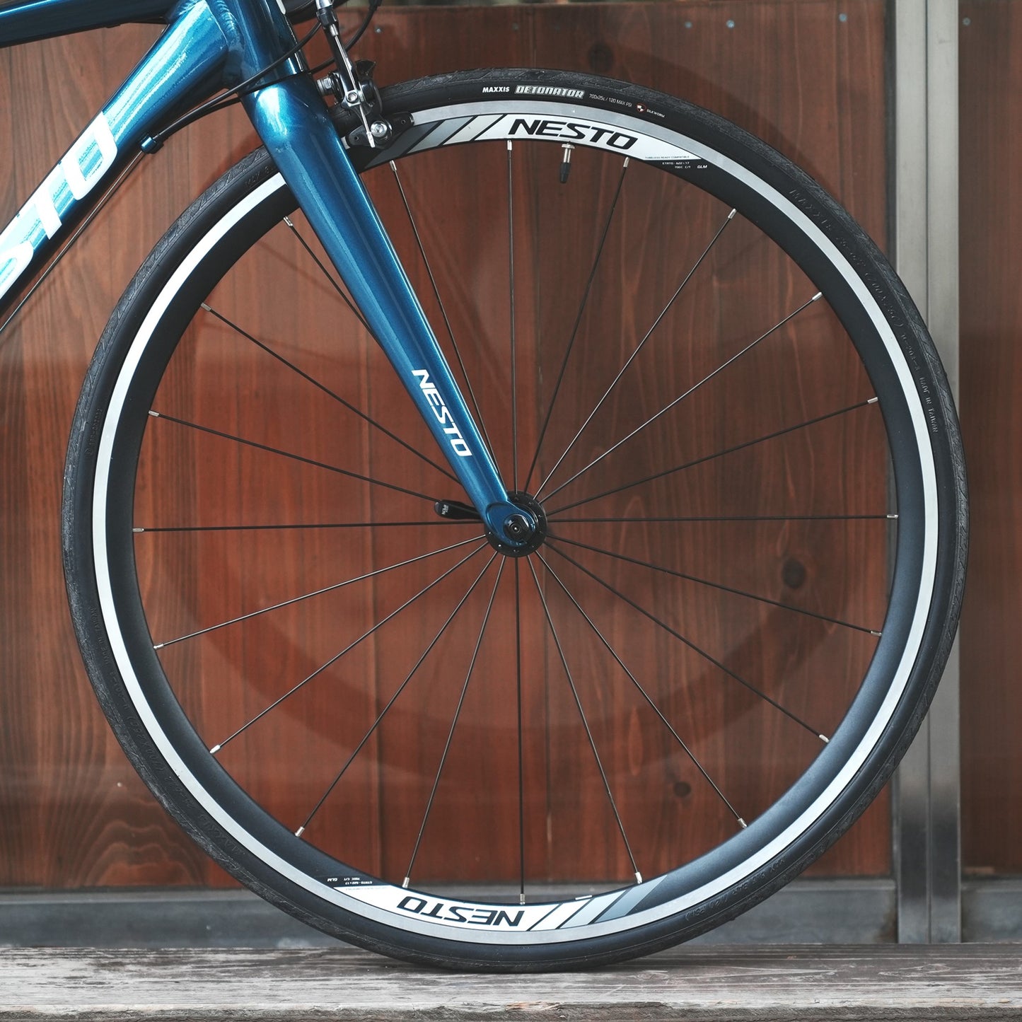 【型落ちセール！】【2025年モデル】ALTERNA ロードバイク初心者向け チューブレスロード 軽量アルミロード シマノSORA完成車 通勤ロードバイク エントリーレースバイク 振動吸収フレーム