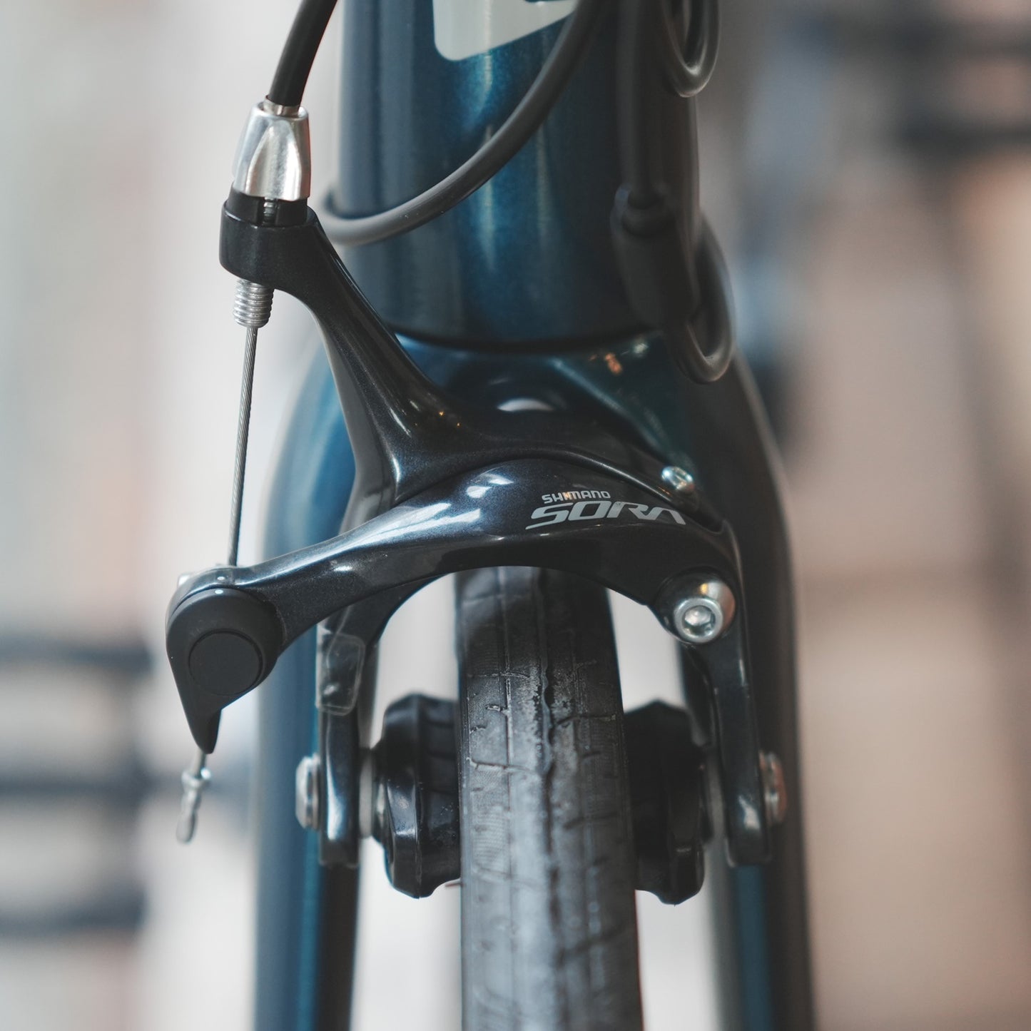 【型落ちセール！】【2025年モデル】ALTERNA ロードバイク初心者向け チューブレスロード 軽量アルミロード シマノSORA完成車 通勤ロードバイク エントリーレースバイク 振動吸収フレーム