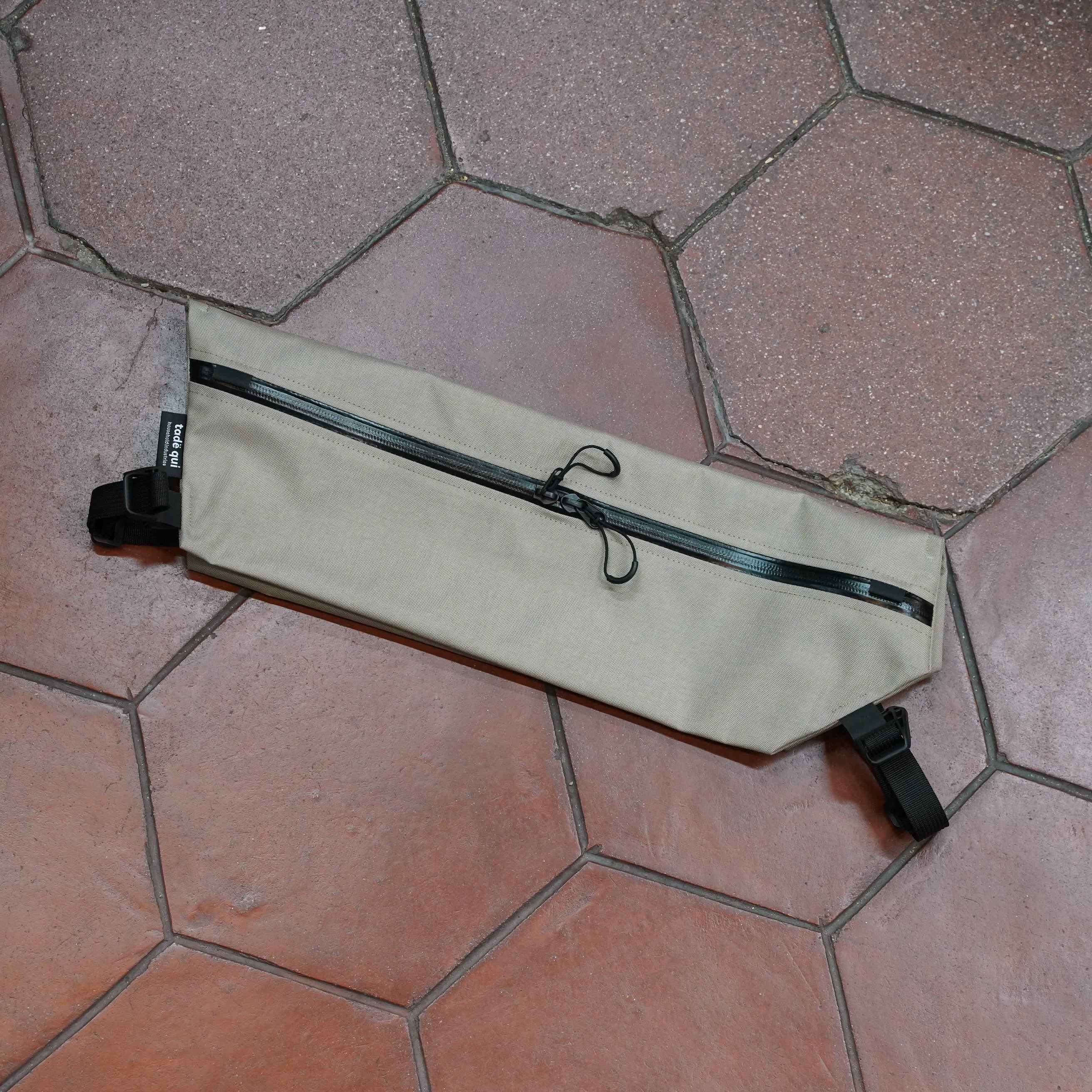 tade qui blanket｜膝擦れを解消する薄型フレームバッグ｜クロモリに