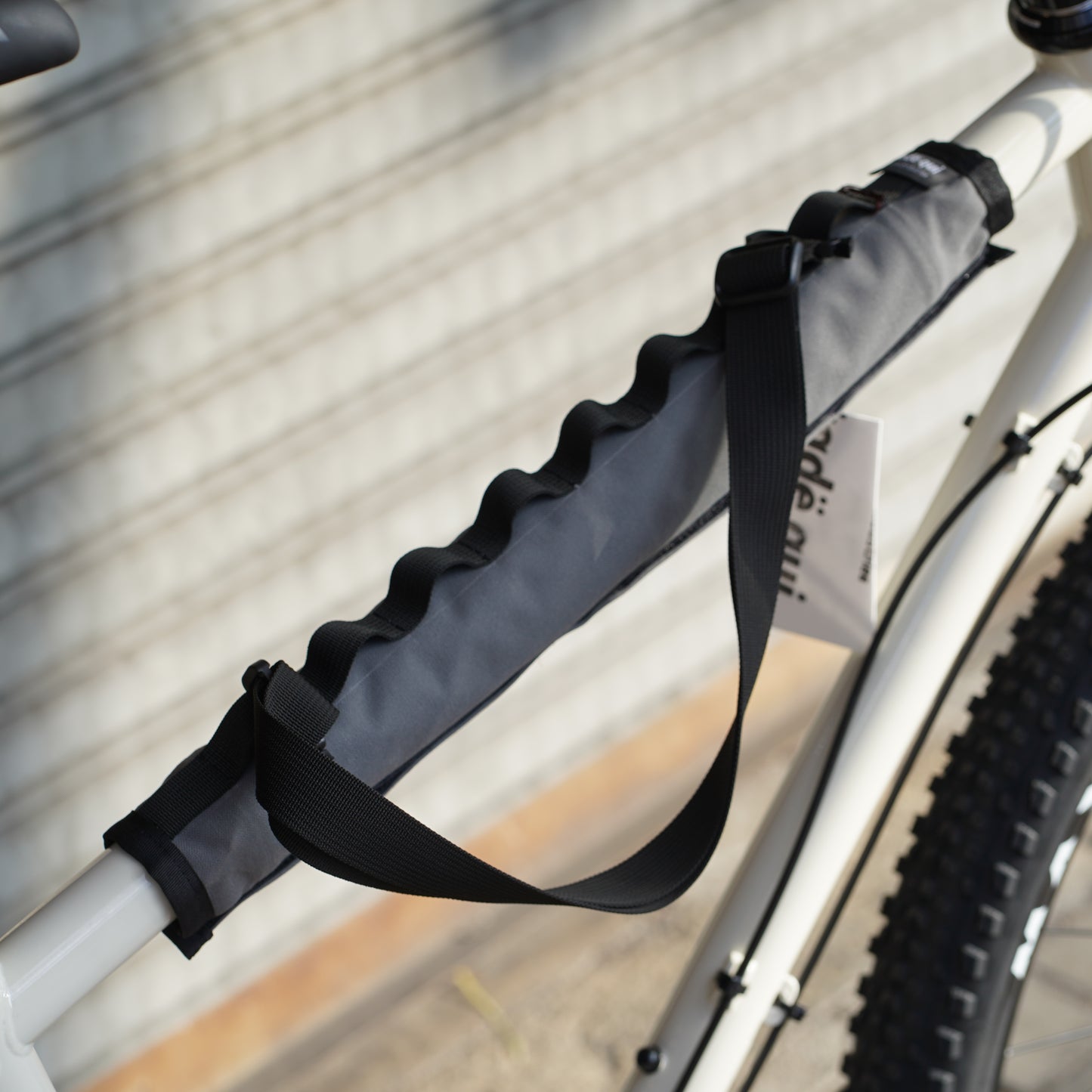 slicker（frame pad 1-1/8size + sacoche） フレームパッド サコッシュ グラベルバイク フレームガード モンスタークロス カスタム トップチューブ 保護 ハンドル干渉対策 バイク用サコッシュ 日本製 MIL-SPEC ウェビング