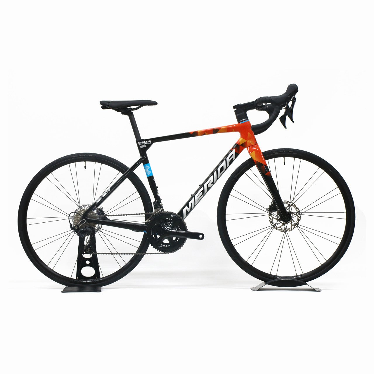 【中古】【2023年モデル】SCULTURA 4000 メリダ カーボンロード 中古 SCULTURA 4000 TEAMレプリカ カラー カーボンロード 初心者 105油圧ディスク ミドルグレード ロードバイク バーレーンヴィクトリアス